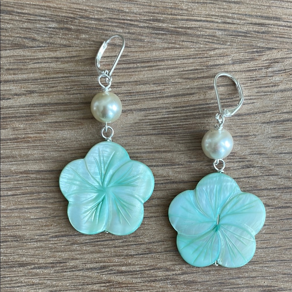 HAND CRAFTED MOTHER OF PEARL FLORAL SHELL EARRINGS Mint Green Cream Faux Pearls - Picture 5 of 16